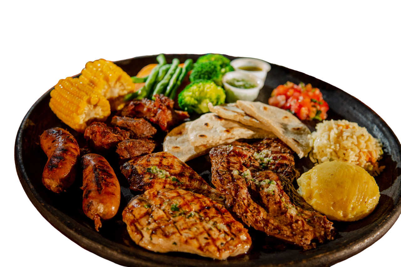 Parrillada para dos con variedad de carnes a la parrilla, acompañada de guarniciones y vegetales frescos - Comasagua , El Salvador - Restaurantes El Salvador